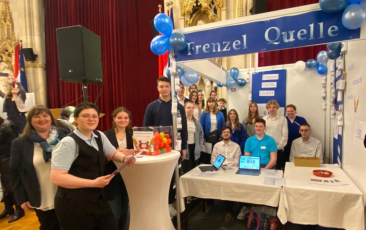 Schülerinnen und Schüler der Privaten Wirtschaftsschule Frenzel stellten auf der Internationalen Übungsfirmenmesse in Wien aus