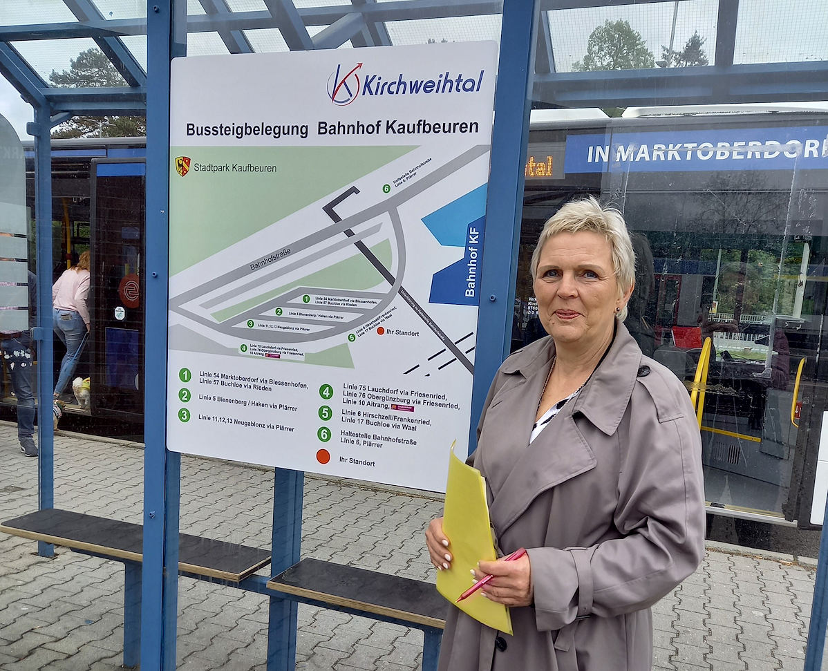 Bahnhof Kaufbeuren: Neue Ausschilderung der Busbahnsteige und Generalüberholung der Buswartehäuschen