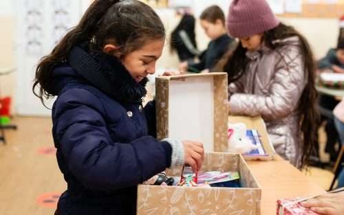 humedica-Päckchenaktion „Geschenk mit Herz“ startet in Saison 2024