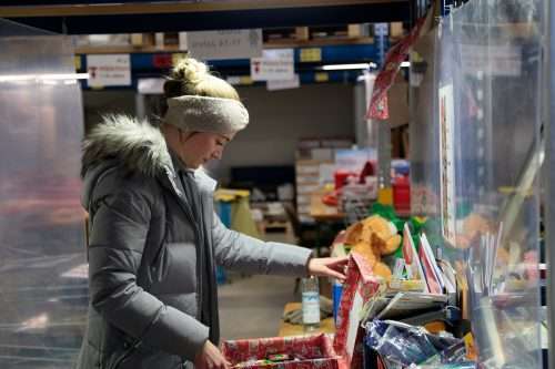 Ehrenamtliche für Päckchenkontrolle gesucht – „Geschenk mit Herz“ braucht Unterstützung