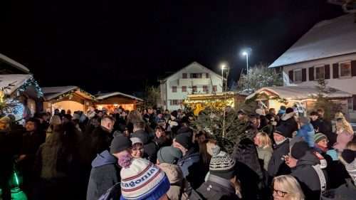 Stimmungsvoller Auftakt: Ein gelungener erster Tag auf dem Weihnachtsmarkt in Kaufbeuren-Hirschzell