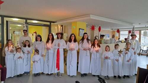 Licht im Dunkel: Kinderchöre begeistern mit Lucia-Tradition
