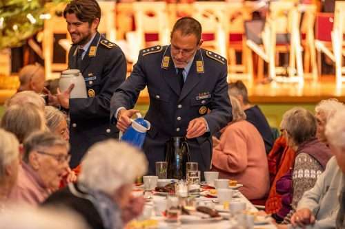 Weihnachtsfeier in Kaufbeuren: Ein besonderer Nachmittag für Ältere und Alleinstehende
