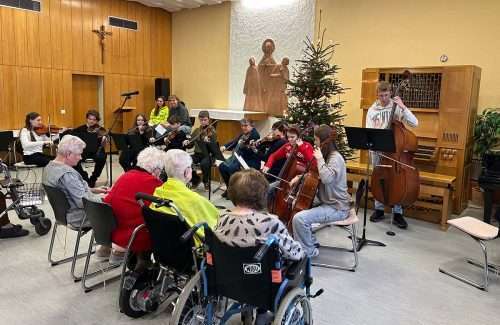 Weihnachtsfreude im Espachstift: Schüler schenken Musik und Geschichten