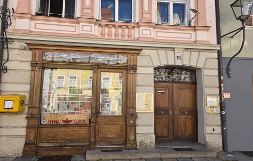Zwischen Tradition und Aufbruch: Hyma Laya kehrt in die Kaufbeurer Altstadt zurück
