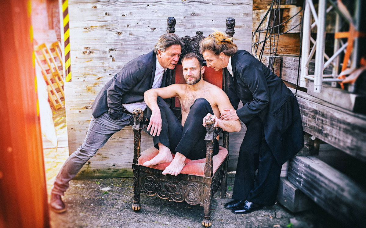Der Kulturring Kaufbeuren präsentiert am 08.10. ein Theaterprojekt über Krieg, Macht und Frieden mit der Frage: Kann Theater Frieden stiften?