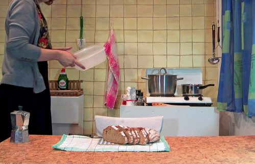 Zwischen Küche und Kunst: Gabi Blum zeigt Videoarbeit und lädt am 27.09. zum Gespräch ins Kunsthaus Kaufbeuren