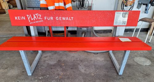 Rote Bänke gegen häusliche Gewalt: Ein sichtbares Zeichen in Kaufbeuren und dem Ostallgäu