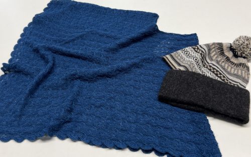 Wärmend durch den Winter: Alpakamützen und Handschuhe