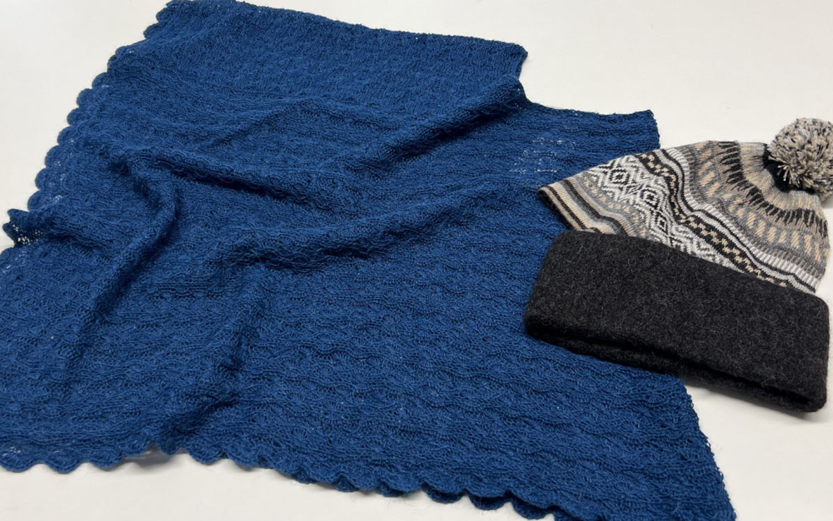 Wärmend durch den Winter: Alpakamützen und Handschuhe