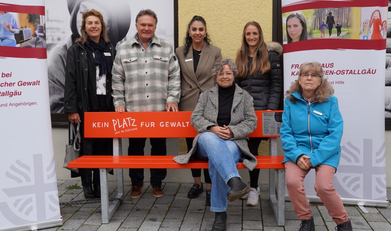 Rote Bank gegen häusliche Gewalt am Obstmarkt eingeweiht