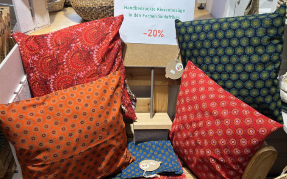 Neues aus dem Weltladen: Produkt des Monats Oktober, Handbedruckte Kissen mit Geschichte