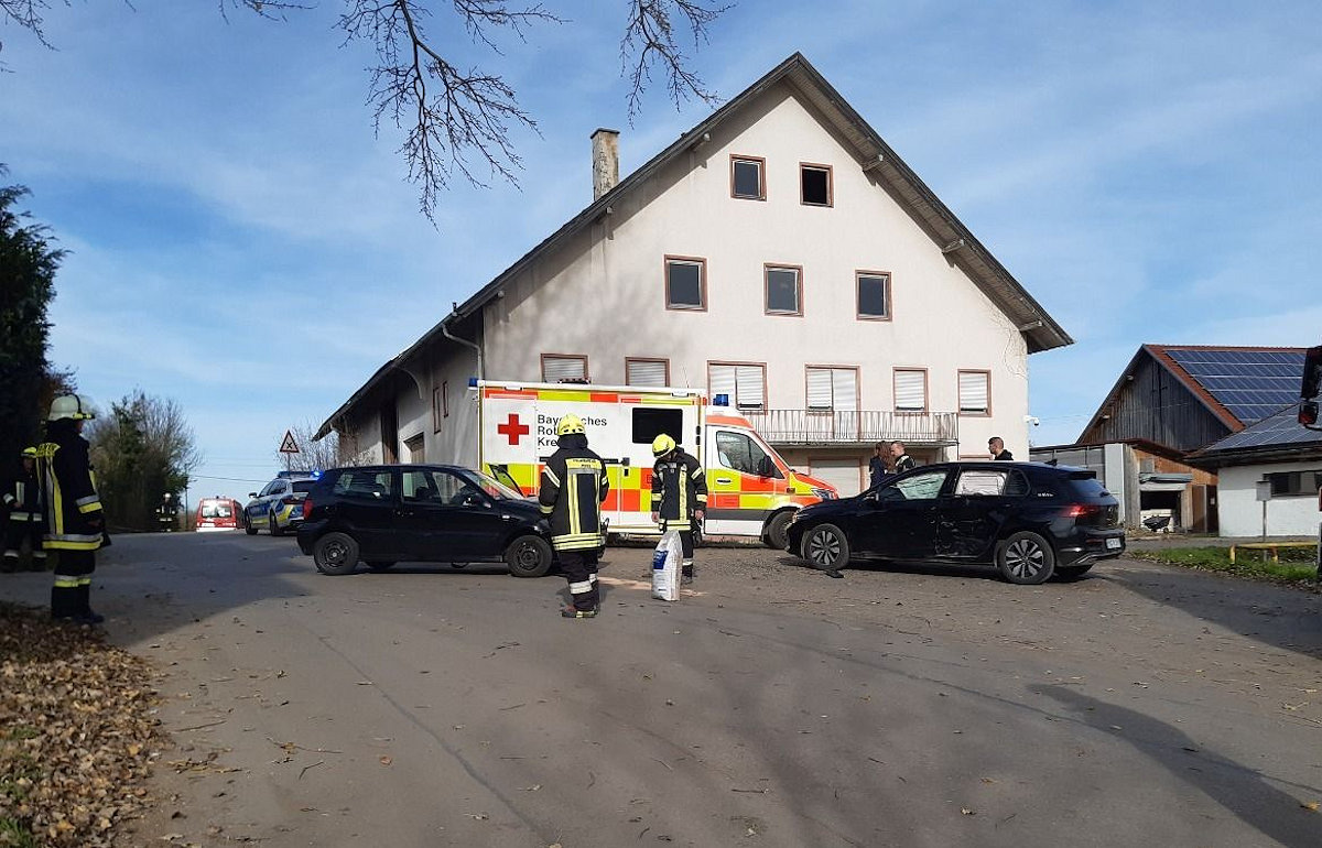 Verkehrsunfall bei Oggenried: Feuerwehr Kaufbeuren rückt aus