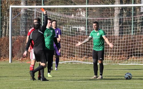 Nach Platzverweis verliert der BSK das Match in Obergünzburg