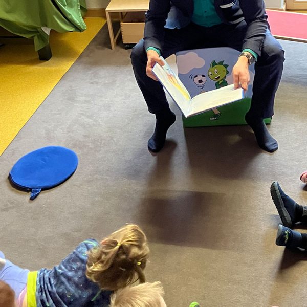 Gemeinsam für mehr Lesefreude: AOK engagiert sich beim Vorlesetag