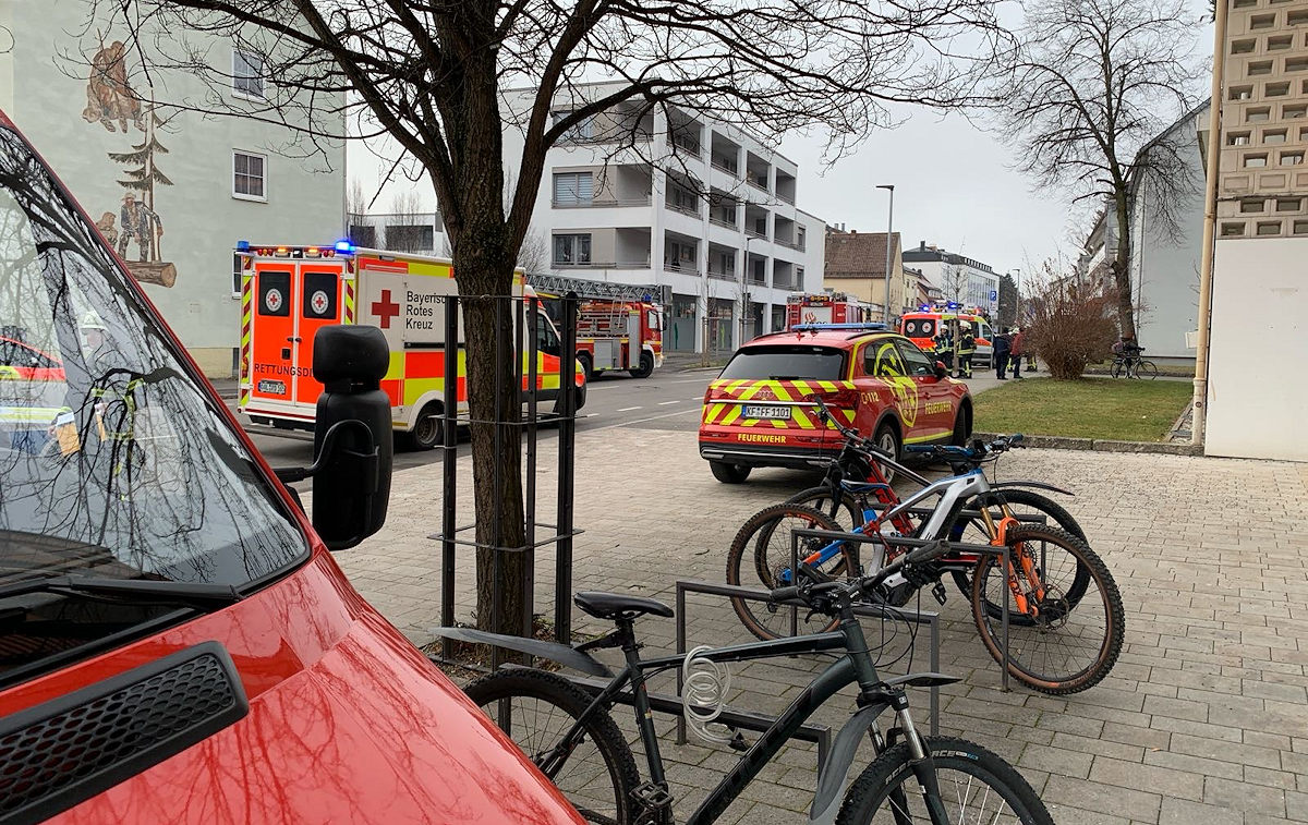 Rauchentwicklung an Schule in Neugablonz. Einsatz für Feuerwehr, Rettungsdienst und Polizei