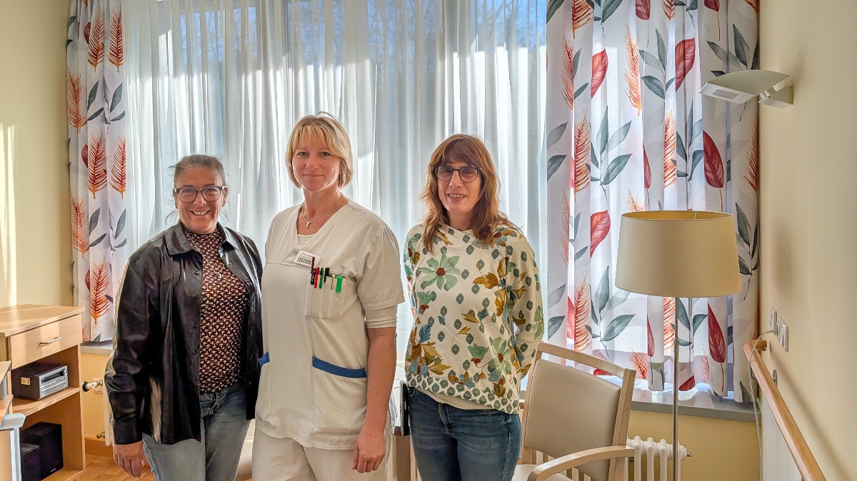 Freuen sich über die neuen Vorhänge der Palliativstation: Pflegedienstleiterin Andrea Lehmann, stv. Stationsleiterin Nicole Zergiebel und Klinikleiterin Carolina Messerschmitt (v.l.n.r.). Foto: Kliniken Ostallgäu-Kaufbeuren