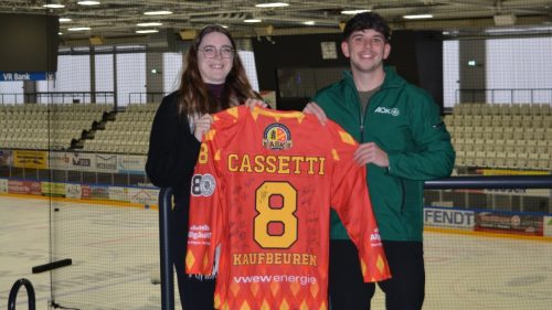 Das Bild zeigt die Gewinnübergabe durch AOK-Mitarbeiter Marcel Hirner (Rechts) an die glückliche Gewinnerin Kimberly Schepers (Links). Foto: AOK - Marcel Hirner