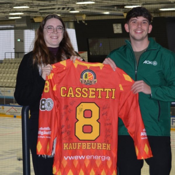 Das Bild zeigt die Gewinnübergabe durch AOK-Mitarbeiter Marcel Hirner (Rechts) an die glückliche Gewinnerin Kimberly Schepers (Links). Foto: AOK - Marcel Hirner