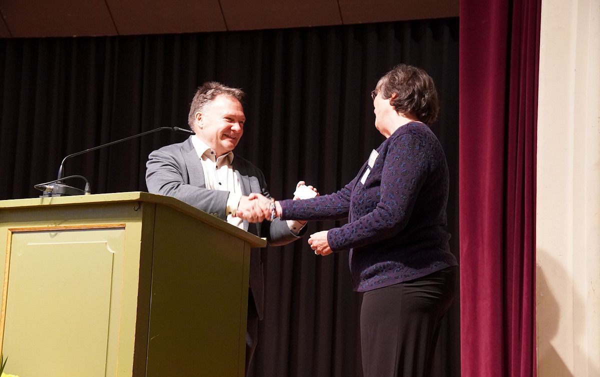 Verdiente Verleihung: Christa Geyrhalter erhält von OB Stefan Bosse die 1000. Ehrenamtskarte