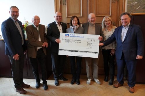 V.l.n.r.: Michael Marx (stellvertretender Leiter der Abteilung Arbeit und Soziales), Horst Spindler (musikalischer Leiter),Christoph Huber (VR-Bank), Christine und Heinz Kreuter, Brigitte Dainku (Autohaus Allgäu) und Oberbürgermeister Stefan Bosse. Foto: Svenja Moller, Stadt Kaufbeuren