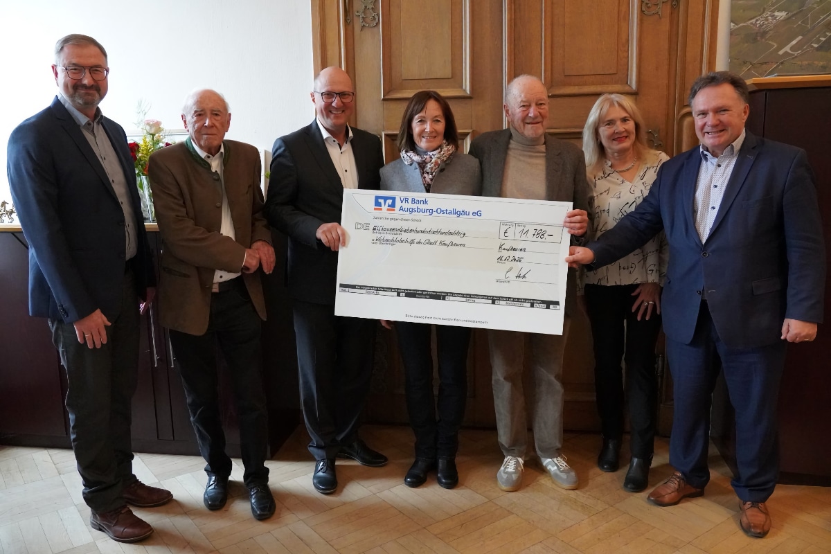 V.l.n.r.: Michael Marx (stellvertretender Leiter der Abteilung Arbeit und Soziales), Horst Spindler (musikalischer Leiter),Christoph Huber (VR-Bank), Christine und Heinz Kreuter, Brigitte Dainku (Autohaus Allgäu) und Oberbürgermeister Stefan Bosse. Foto: Svenja Moller, Stadt Kaufbeuren