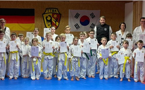 3 Farb-Gürtelprüfungen im Dezember beim Taekwondo Team Buron Kaufbeuren e.V.