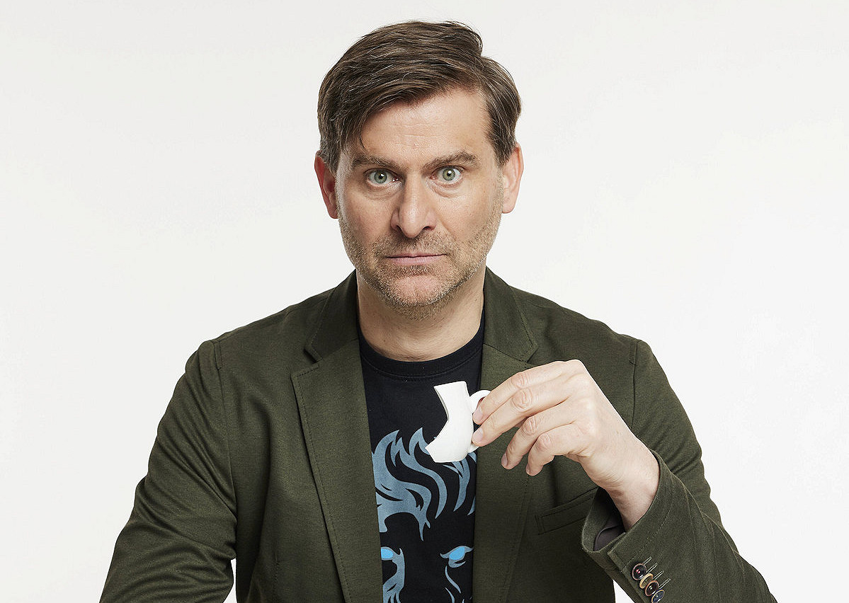 Kabarett mit Tiefgang: Michael Altinger bringt „Die letzte Tasse Testosteron“ nach Kaufbeuren