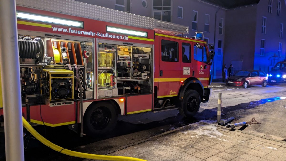 In der Silvesternacht wurden die Feuerwehren aus Kaufbeuren zu einem Brand in einem Mehrfamilienhaus alarmiert. Foto: Feuerwehr Kaufbeuren