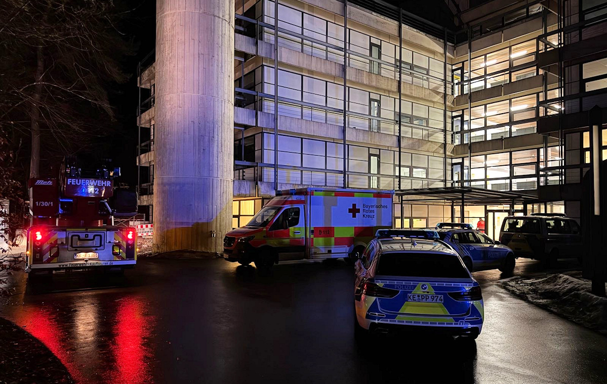 Zwei Einsätze der Feuerwehr Kaufbeuren: Unterstützung für den Rettungsdienst und Wasserschaden im Wohnblock