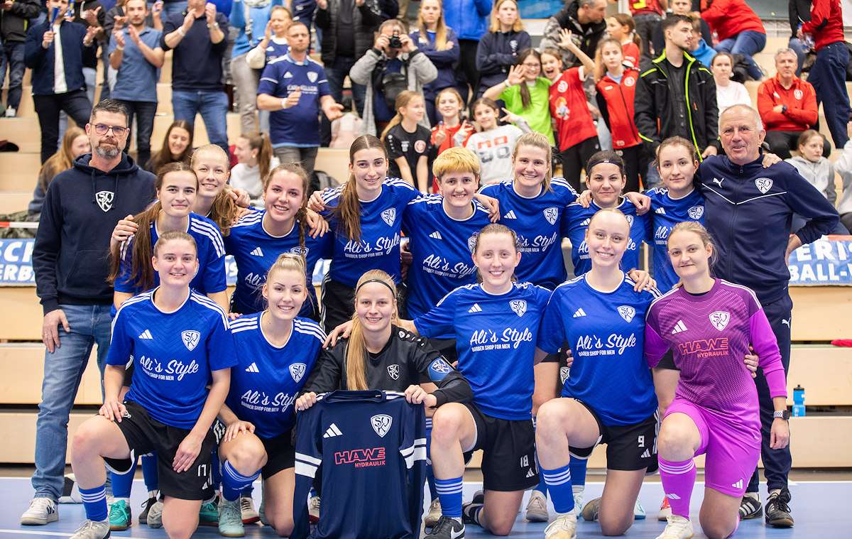 Ein Team, ein Ziel, ein historischer Erfolg: Wie die Damenmannschaft der SpVgg Kaufbeuren bei der Bayerischen Hallenmeisterschaft überraschte