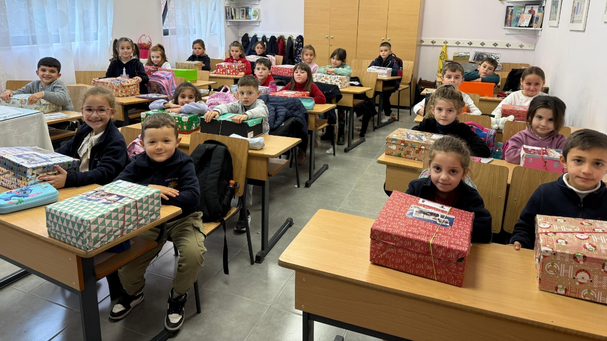 Die Kinder in dieser Schulklasse in Albanien freuen sich über ihre "Geschenke mit Herz". Foto: humedica