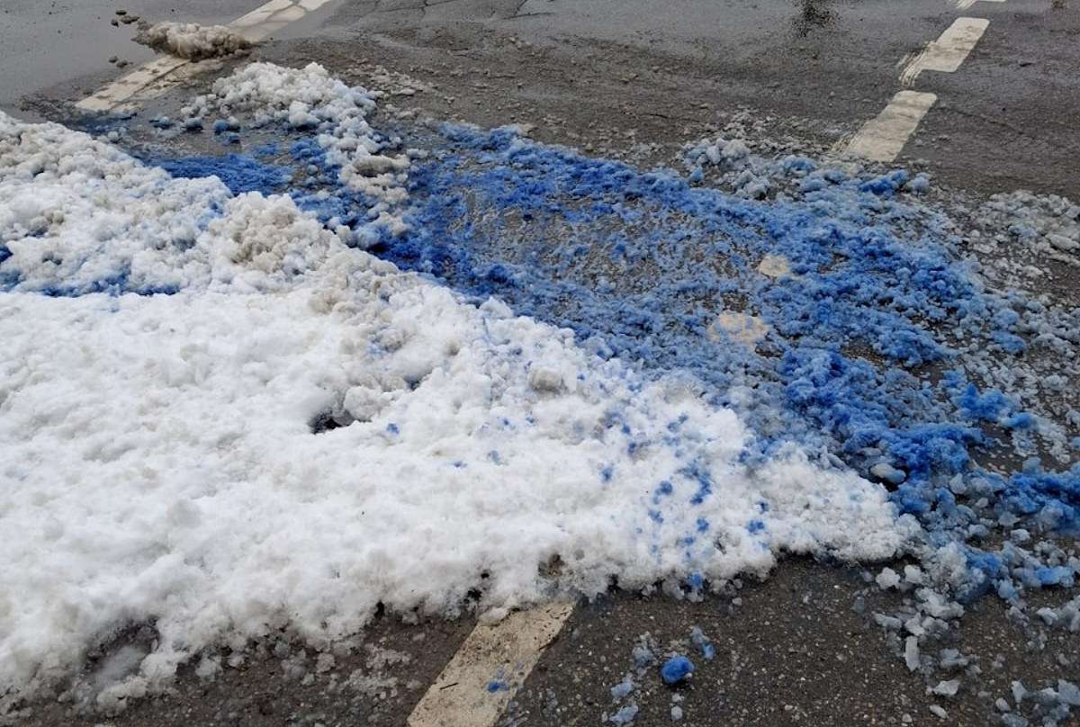 Unbekannte blaue Flüssigkeit sorgt für Feuerwehreinsatz in Neugablonz