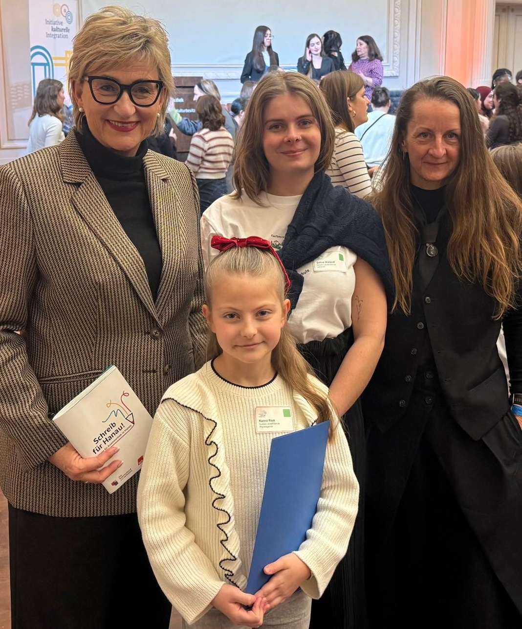 Fünfte Klasse der Gustav-Leutelt-Schule beim Wettbewerb „Schreib für Hanau“ in Berlin