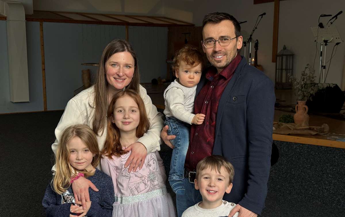 Immanuel Gemeinde Kaufbeuren. Pastor Alin Cuc feierlich in seinen Dienst eingesegnet