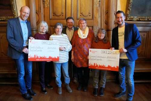 Mitarbeitende der Stadt Kaufbeuren unterstützen das Generationenhaus und das Gratislädle mit Spende