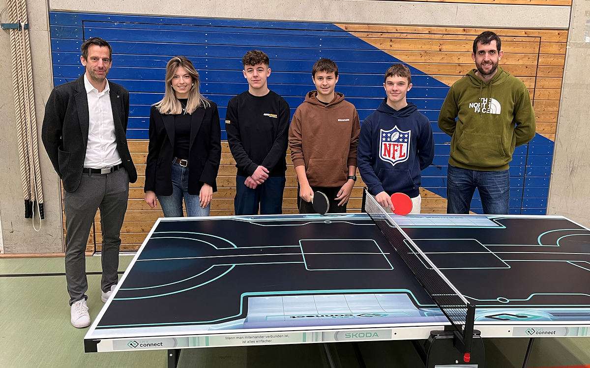 Das Autohaus Singer unterstützt die Sophie-La-Roche-Realschule mit einer großzügigen Spende