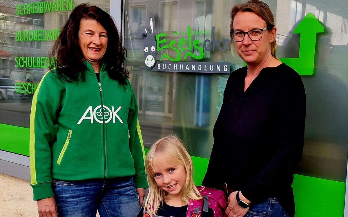 Glückliche Gewinnerin der Schulranzenparty bei Schreibwaren Eselsohr in Marktoberdorf