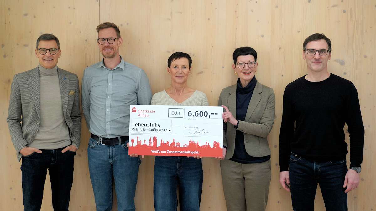 Die Lebenshilfe Ostallgäu-Kaufbeuren hat eine Spende der Sparkasse Allgäu in Höhe von 6.600 Euro erhalten