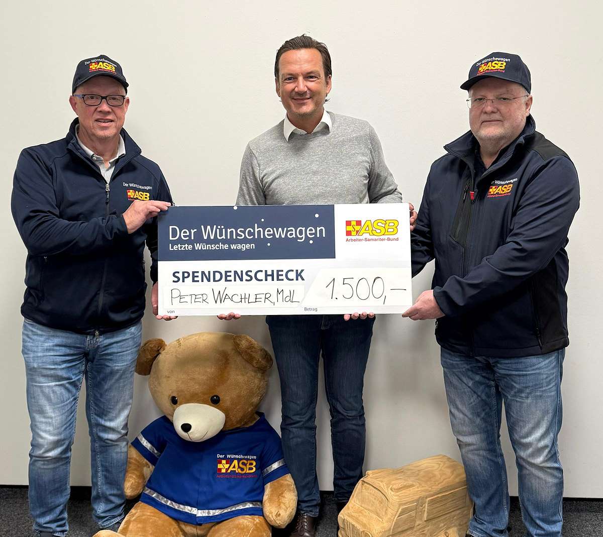 Besucher im Landtag sammelten spontan freiwillige Spenden: 1.500 Euro für den Wünschewagen