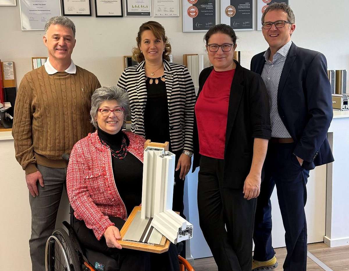 „Weg mit den Stolperfallen“: Grüne fordern echte Barrierefreiheit und informieren sich beim Weltmarktführer ALUMAT