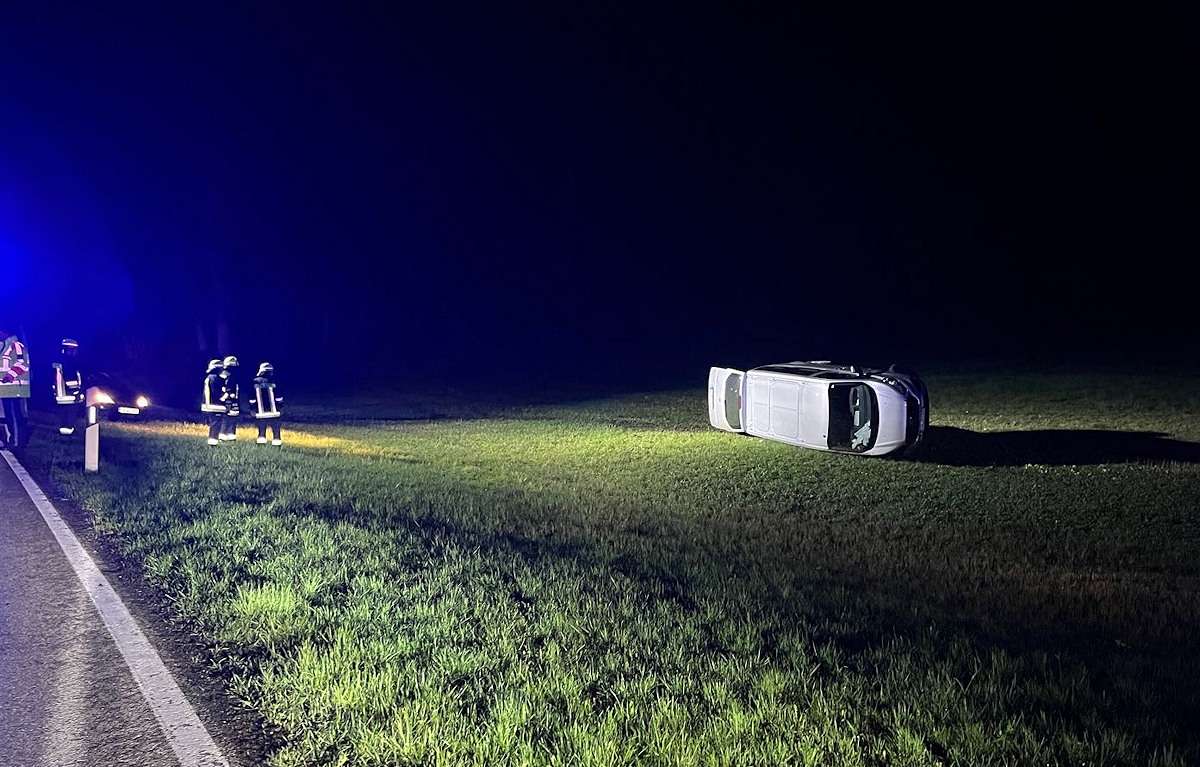 Polizei- und Feuerwehreinsätze in Kaufbeuren und Umgebung: Reifen zerstochen, Unfallflucht, Verkehrsunfall und brennende Kerze