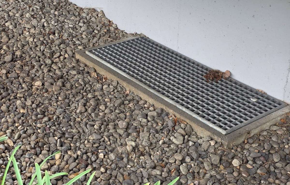 Kind stürzt in Lichtschacht – Rettung noch vor Eintreffen der Feuerwehr