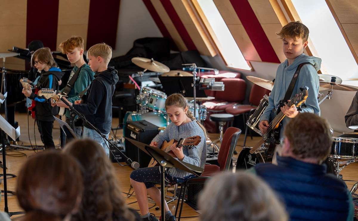 Workshop „5ButtonBeaz“ in Kaufbeuren: Junge Musiker zeigen beim Abschlusskonzert am 11. April , was in wenigen Tagen entstehen kann