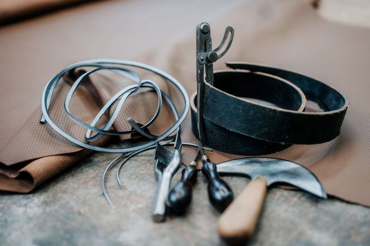 Tradition neu belebt: vhs-Atelier bringt Lederhandwerk zurück auf das Fliegerhorstgelände