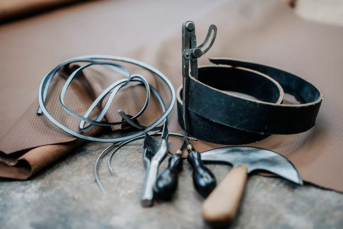 Tradition neu belebt: vhs-Atelier bringt Lederhandwerk zurück auf das Fliegerhorstgelände