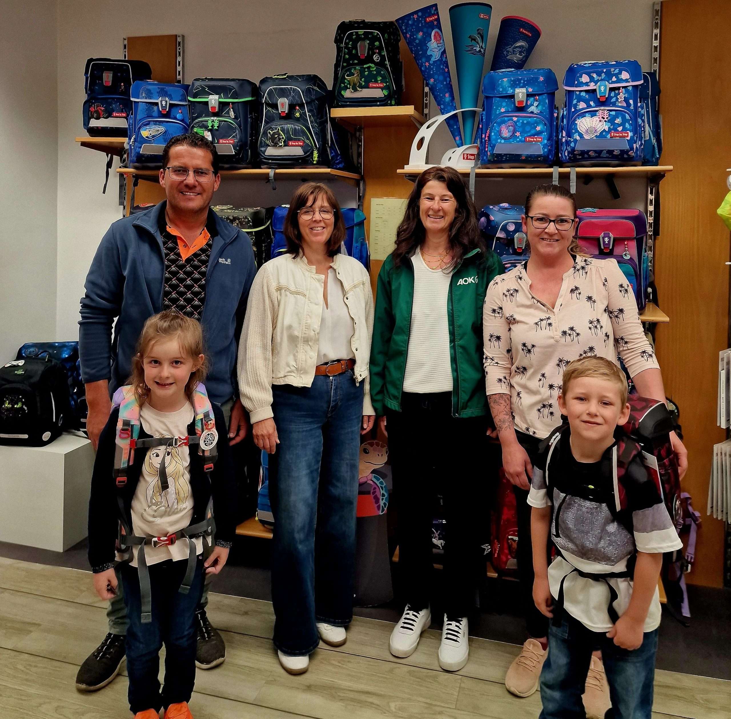 Glückliche Gewinner der Schulranzenaktion bei der Firma Lederwaren Geyrhalter in Kaufbeuren