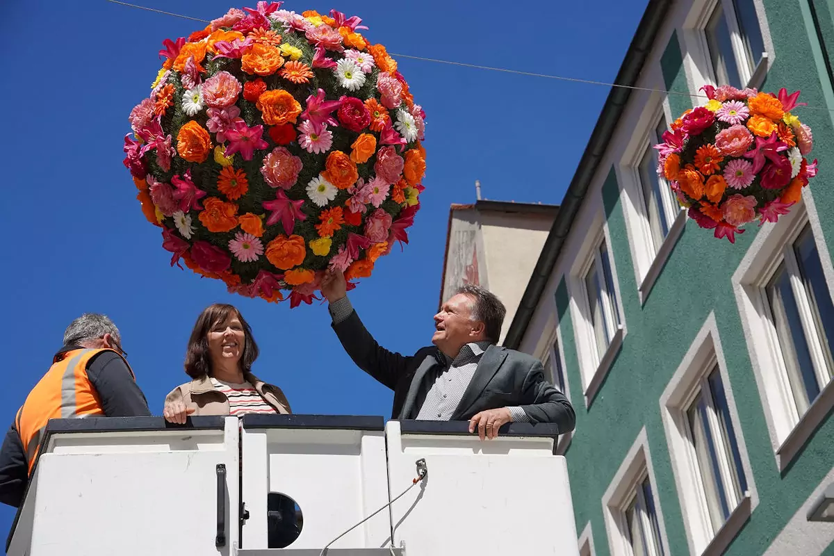 Flowerballs bringen Frühlingsstimmung in die Kaufbeurer Altstadt
