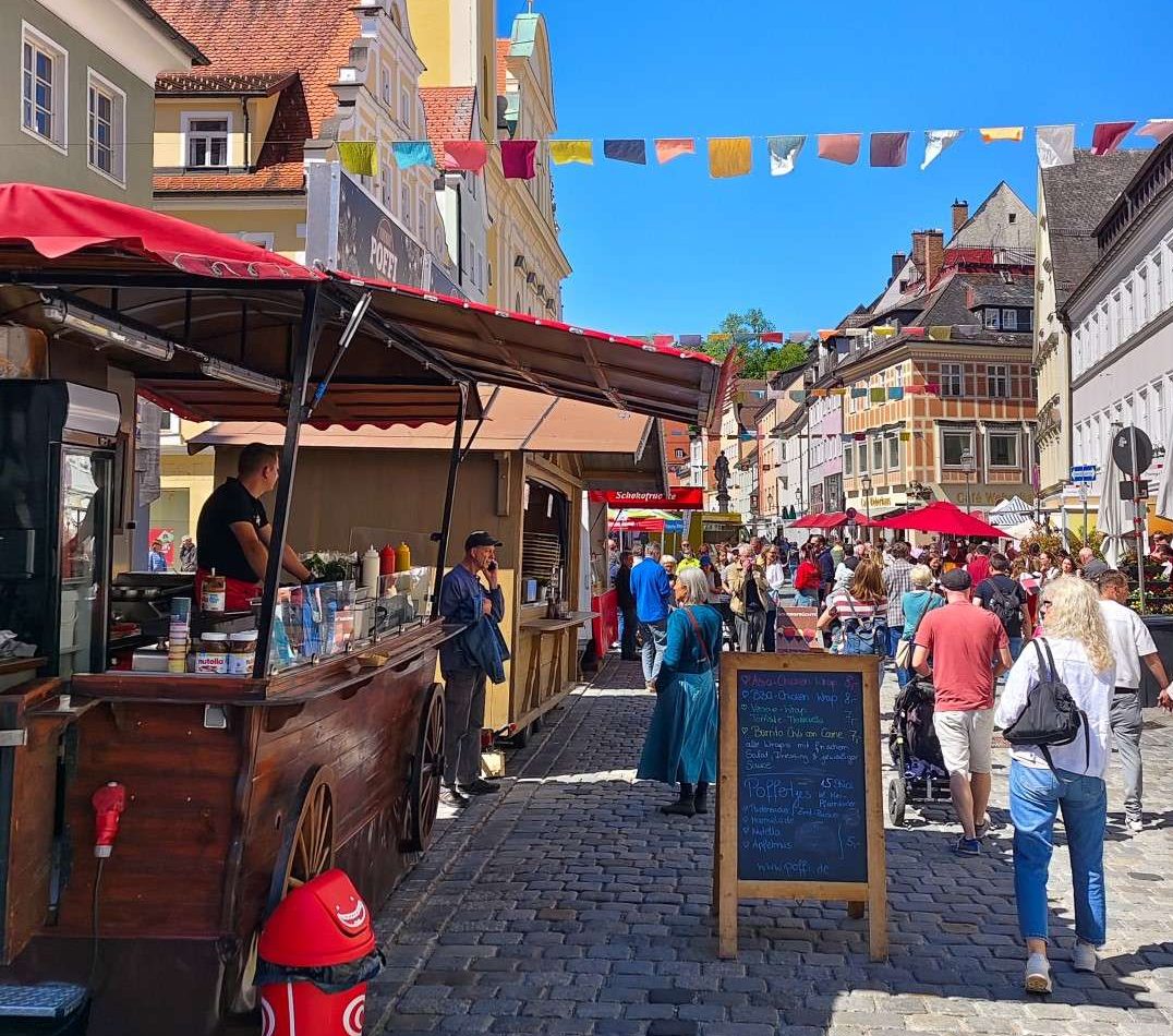 Künstlermarkt, Fahrradflohmarkt, Livemusik und vieles mehr am 10. Mai 2026 in Kaufbeuren