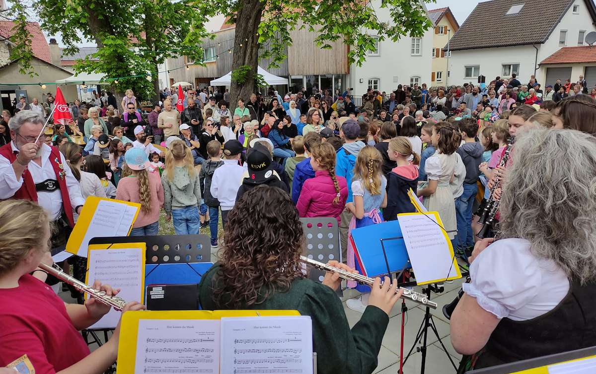Maifest in Hirschzell: Tradition, Musik und Begegnung am 1. Mai